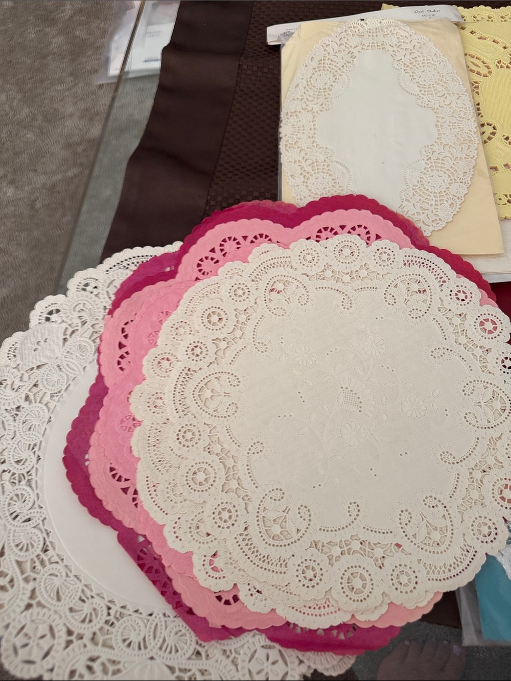 Vintage Lot of Assorted Decorative Paper Doilies
Placemats and all sizes - Picture 4 of 6